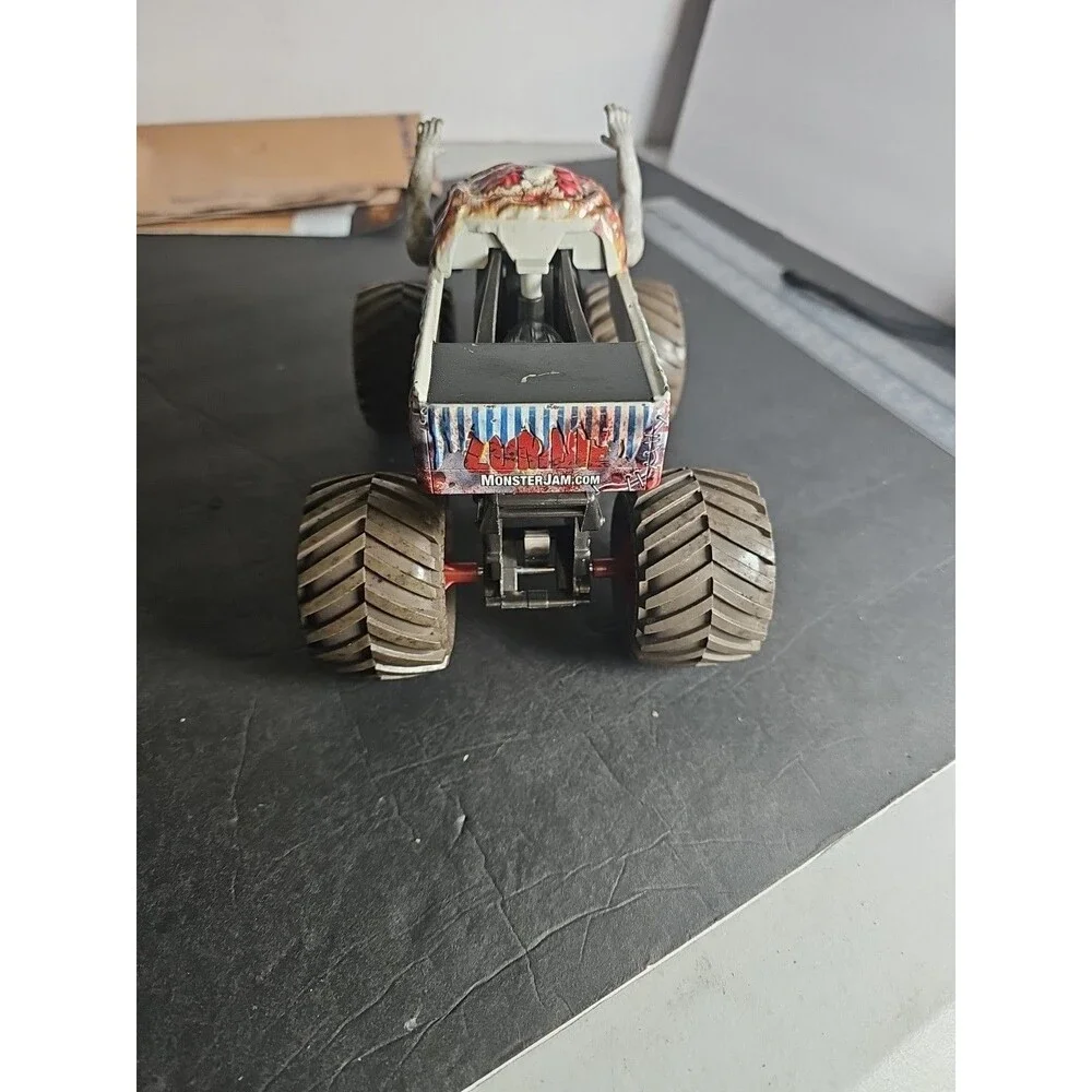 Hot Wheels Monster Jam Zombie Truck Moving Arms 1:24